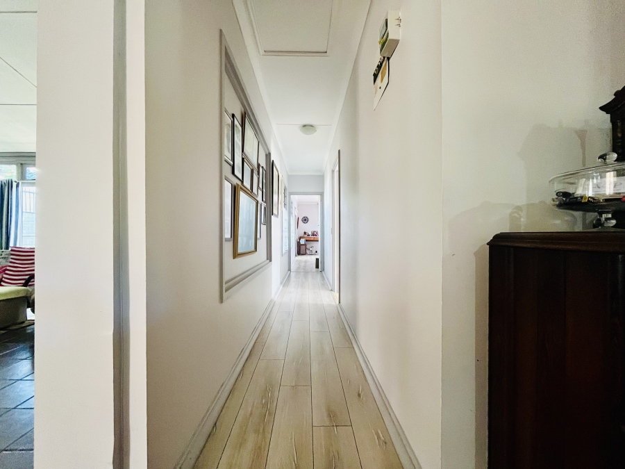 4 Bedroom Property for Sale in Sandbaai Western Cape